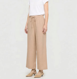 CAROLINE cropped