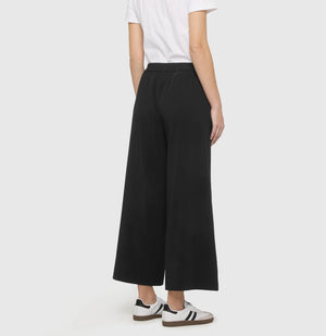 CAROLINE cropped